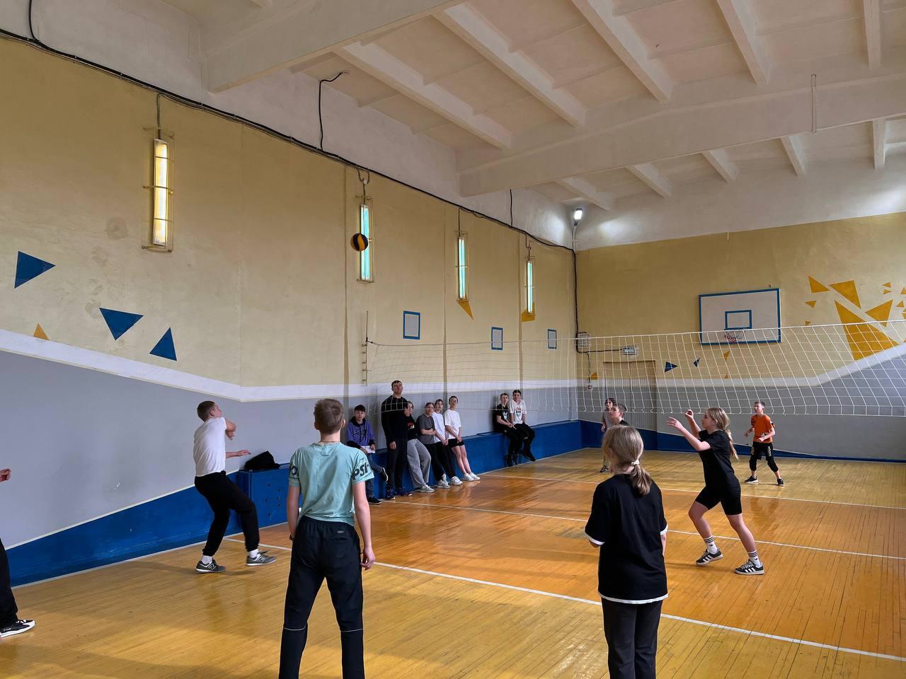Соревнования по волейболу среди учащихся 7-8 классов.
